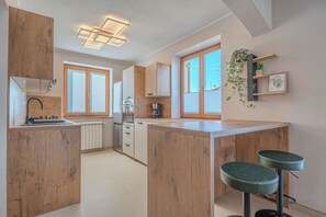 電冰箱、微波爐、烤箱、爐台