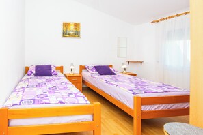 Appartement classique, balcon, vue sur la cour intérieure | Fer et planche à repasser, accès au Wi-Fi (inclus)