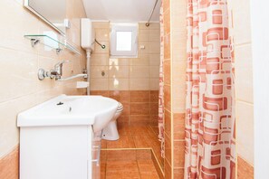 Leilighet – classic, balkong, bakgårdsutsikt | Bad | Hårføner og håndklær