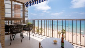 A balcony with a table, chairs, and a bottle of beer. - A040 PEÑON DE IFACH 6º A (Calp)