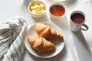 Petit déjeuner préparé sur commande (12 EUR par personne)
