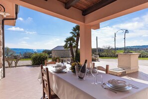 Outdoor dining - House Nicasia - villa with pool (San Giacomo Montesano)