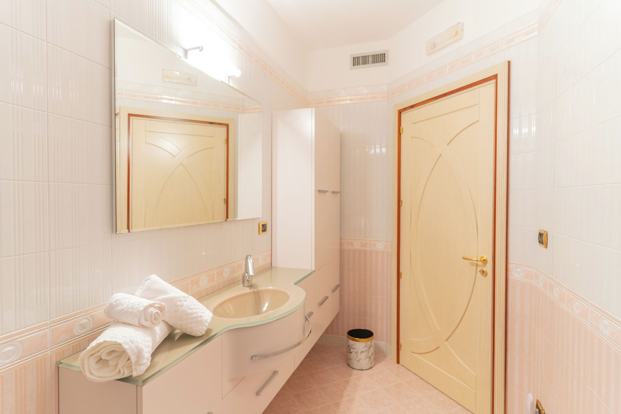 Shower, free toiletries, hair dryer, bidet
