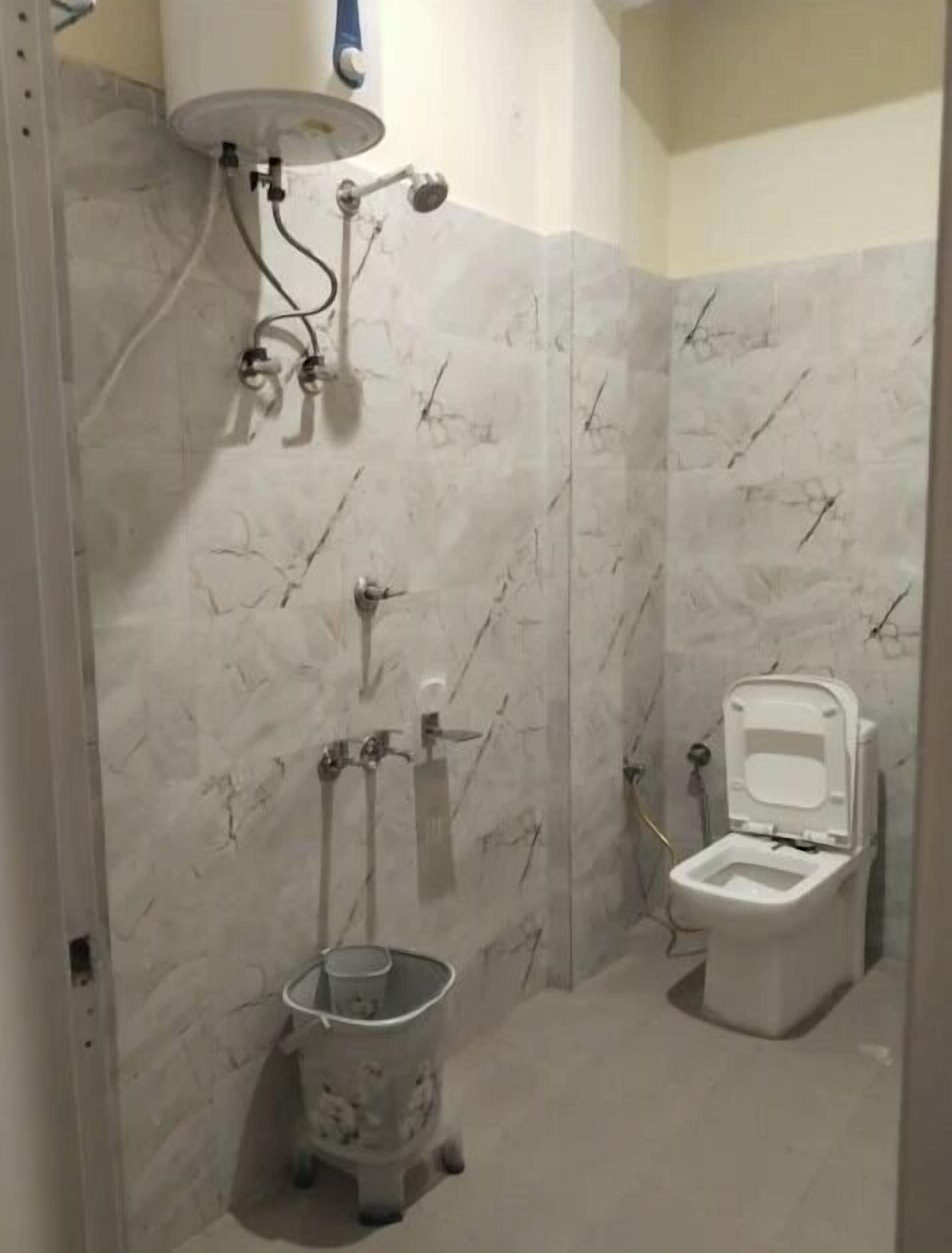 Premium Room | Bathroom | Shower, towels, soap, shampoo