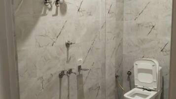 Premium Room | Bathroom | Shower, towels, soap, shampoo