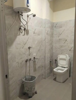 Premium Room | Bathroom | Shower, towels, soap, shampoo - Hotel Dev Darshan & Restaurant (Bhatwari)