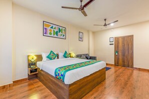 Kamar Double Premium | Meja kerja dan setrika/meja setrika