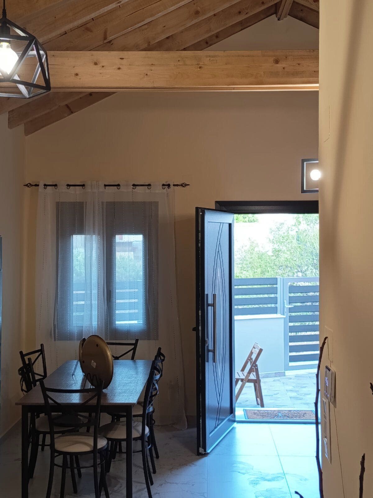 Appartement, 2 slaapkamers | Woonruimte | Een 32-inch flatscreentelevisie met digitale zenders