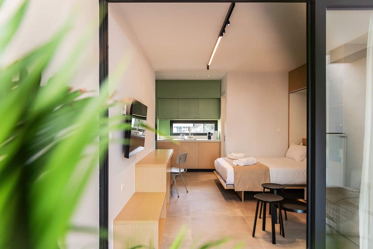 Ropa de cama de alta calidad y caja de seguridad en la habitación