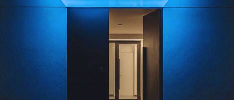 En hall med en blå vägg och en skylt med texten ”aweso”.