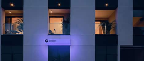 En modern byggnad med en skylt som visar texten ”Aveso” och en entré av glas.