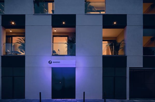Un edificio moderno con un letrero que dice 