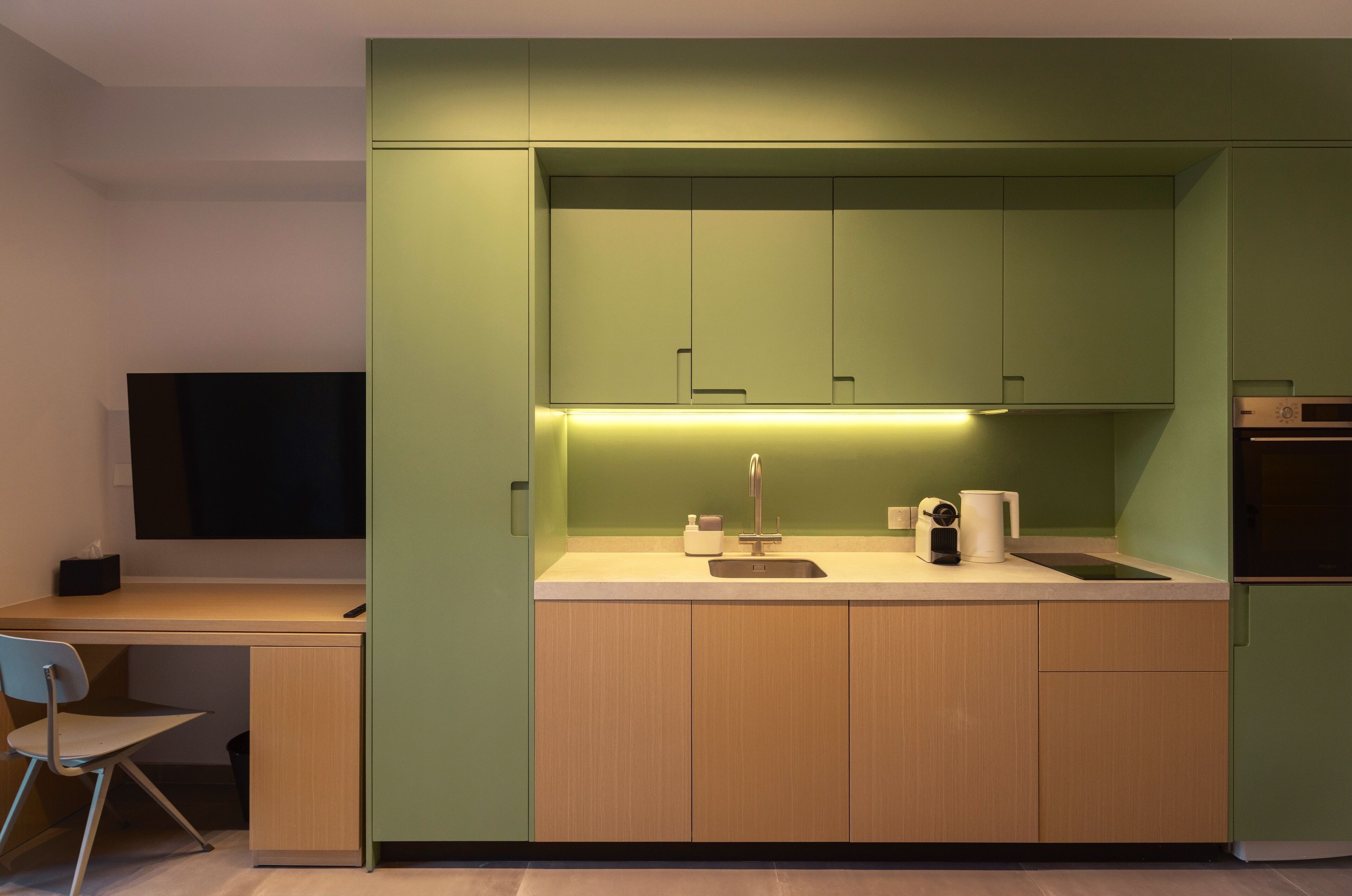 Habitación doble | Cocina privada | Frigorífico pequeño, horno, placa de cocina y máquina de café espresso