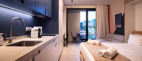 Ropa de cama de alta calidad y caja de seguridad en la habitación