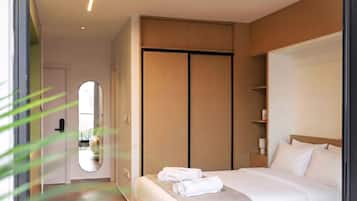 Habitación doble | Ropa de cama de alta calidad, caja fuerte, escritorio