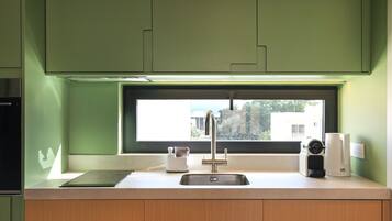 Habitación Deluxe doble | Cocina privada | Frigorífico pequeño, horno, placa de cocina y máquina de café espresso