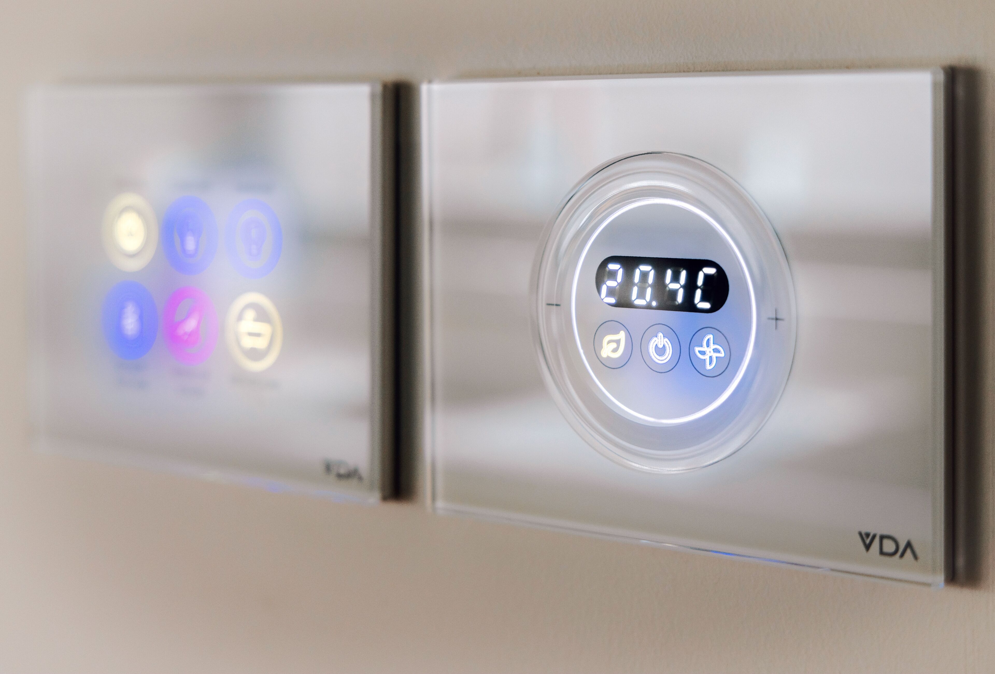 A digital thermostat with a display showing 20.4°C.