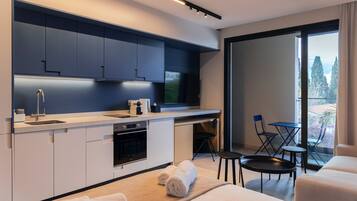 Ropa de cama de alta calidad y caja de seguridad en la habitación