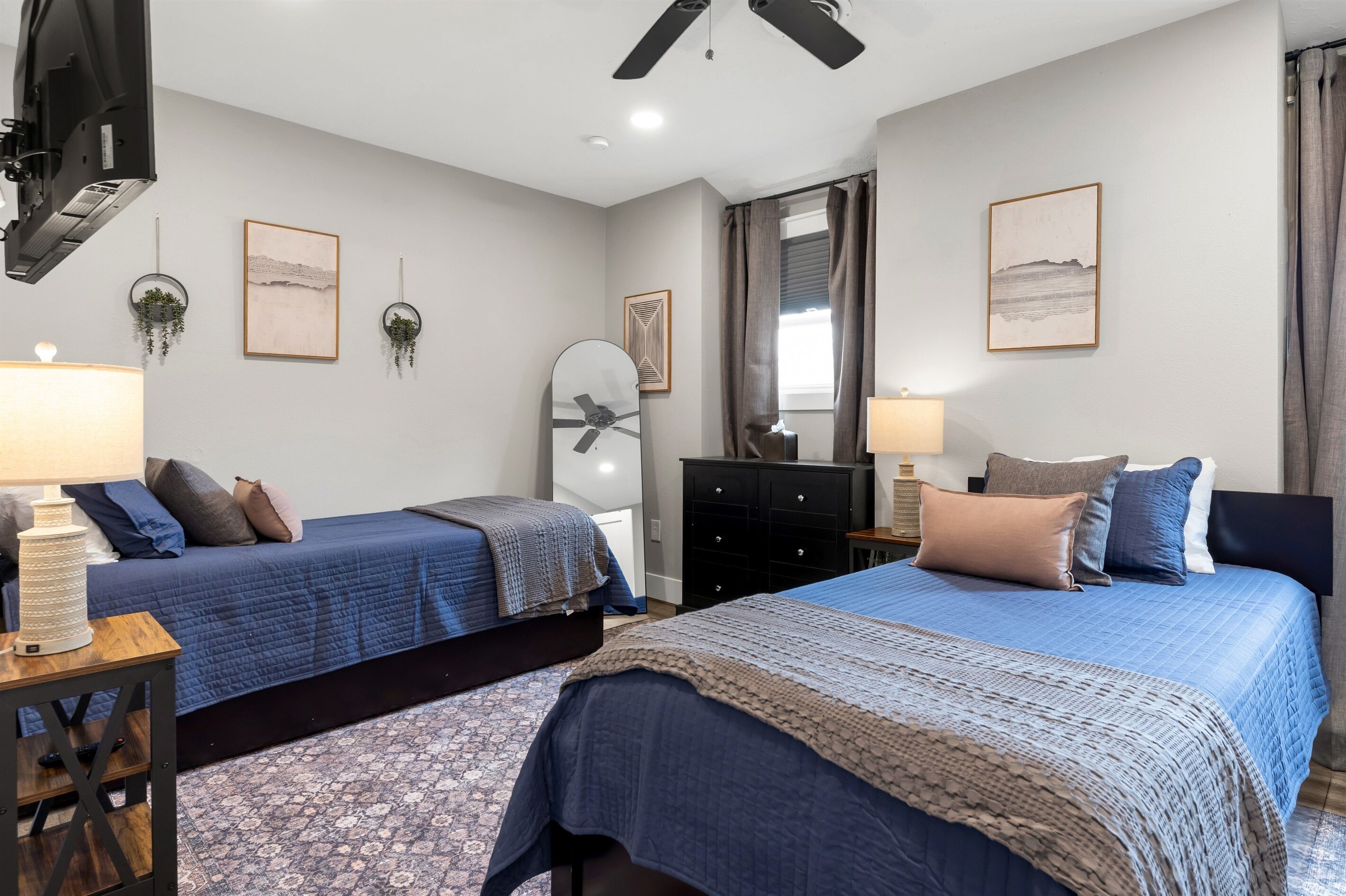 2 slaapkamers, een bureau, een strijkplank/strijkijzer, reisbedje