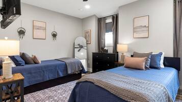 2 slaapkamers, een bureau, een strijkplank/strijkijzer, reisbedje