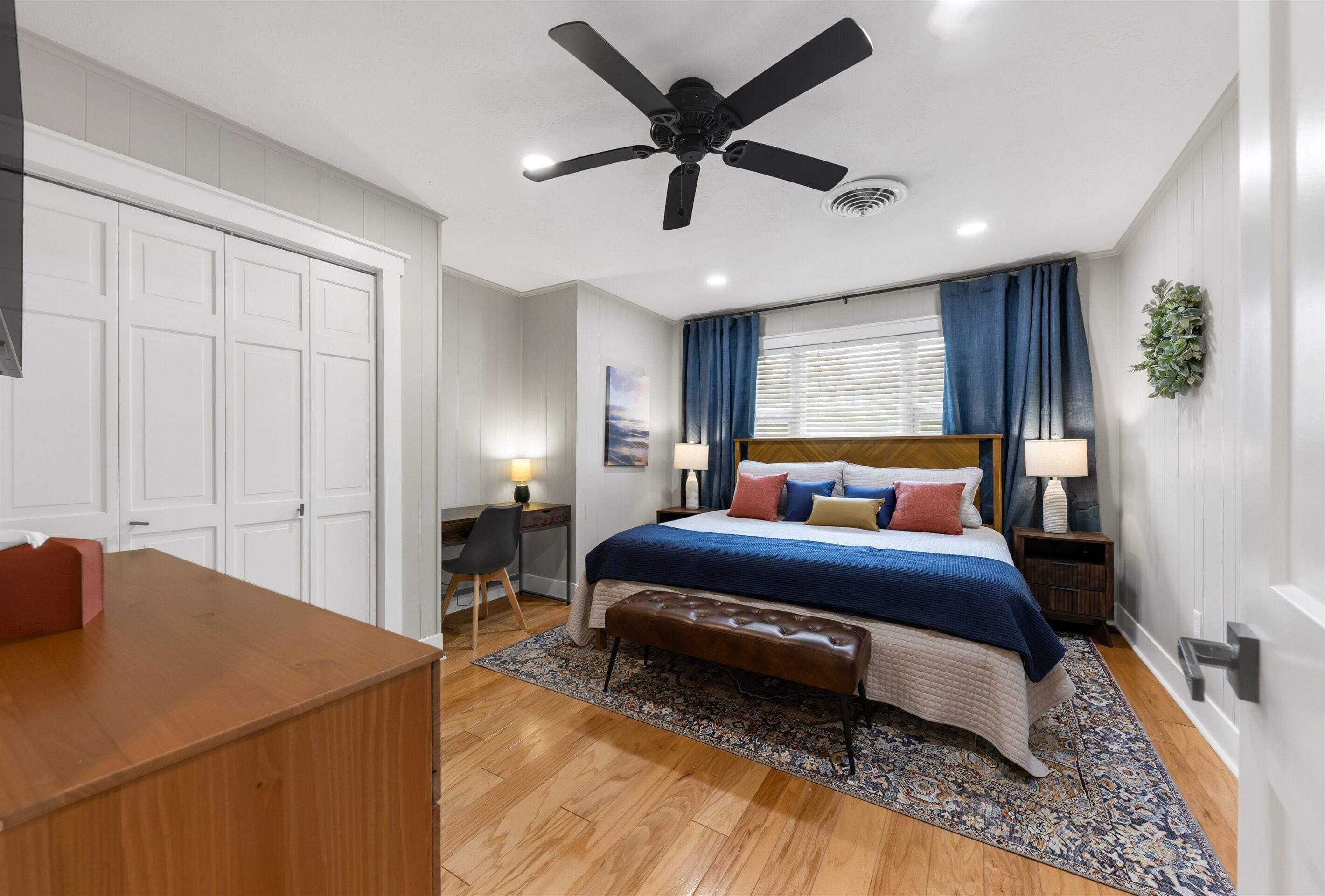 2 bedrooms, desk, iron/ironing board, travel cot