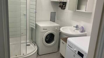 Dusche, Haartrockner, Handtücher, Seife