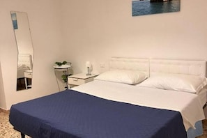 2 bedrooms, iron/ironing board, travel cot, free WiFi