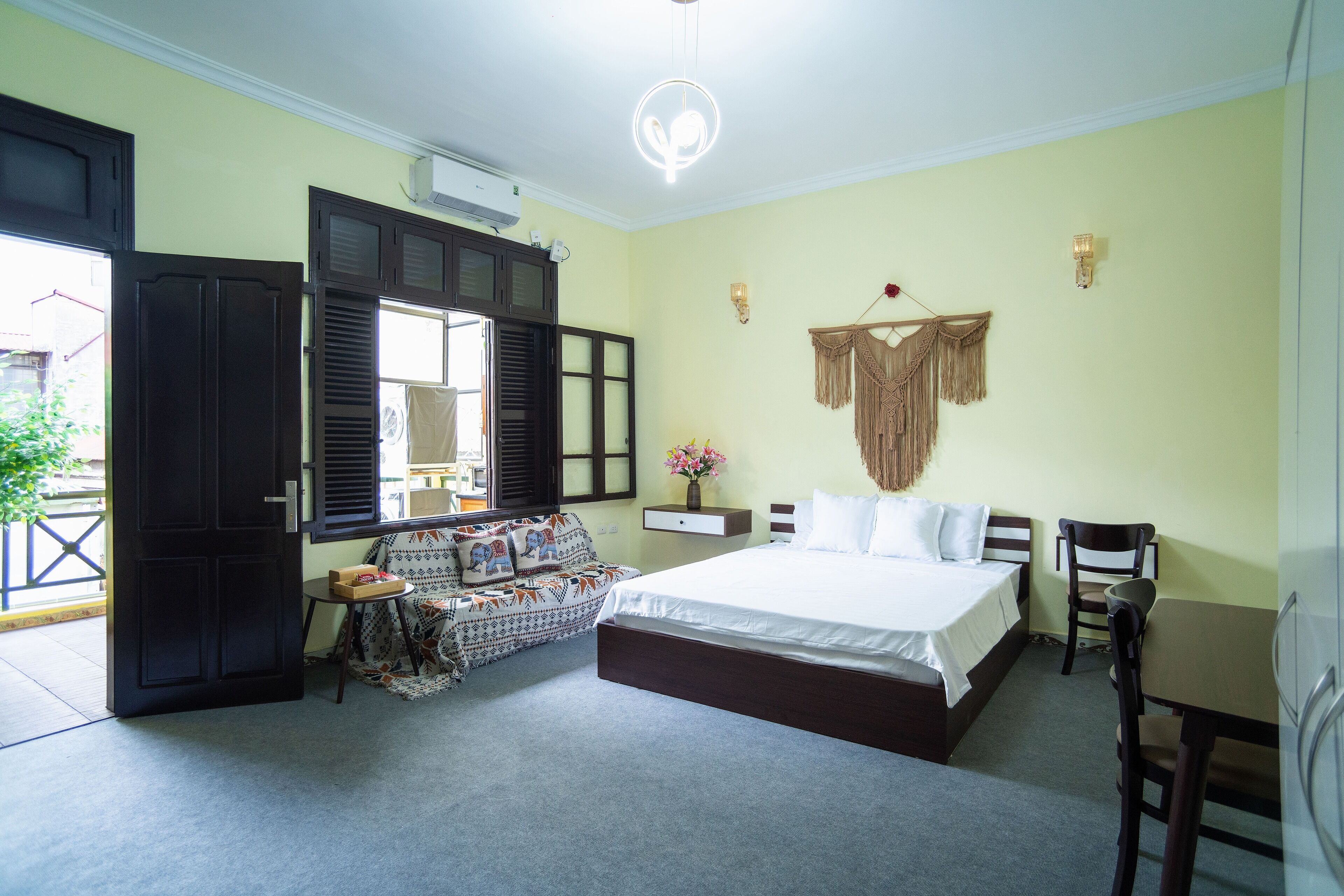Departamento urbano, balcón, vista a la ciudad | Ropa de cama de alta calidad y escritorio 