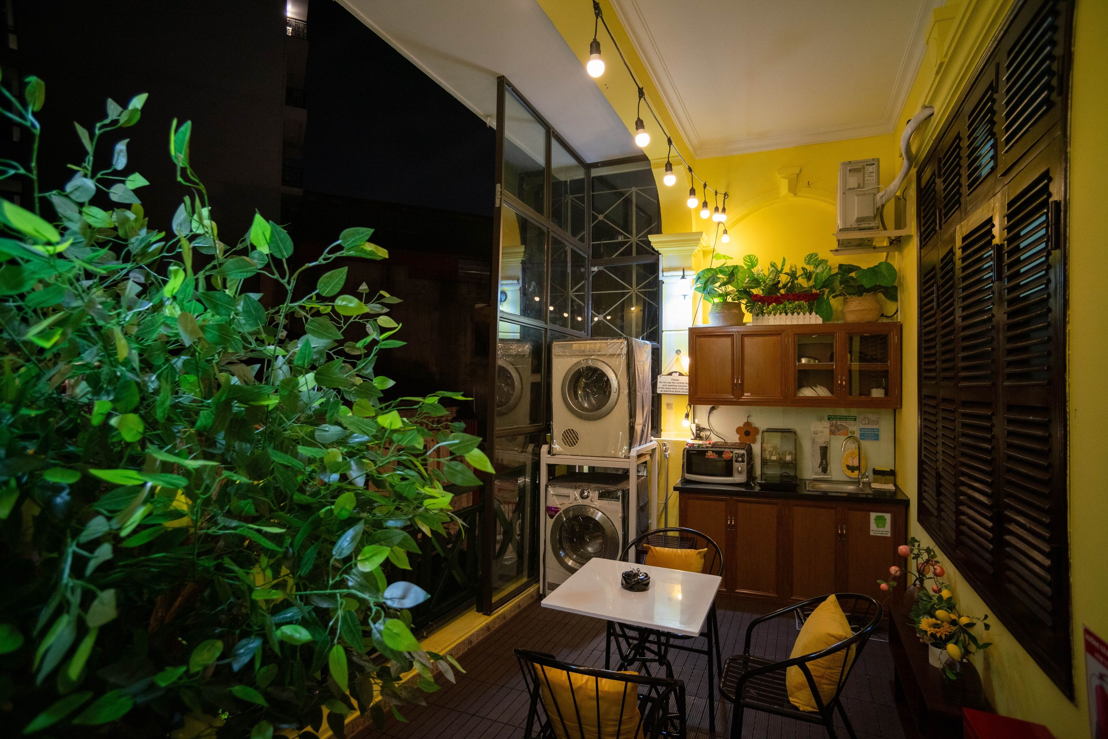 Apartamento City, balcón, vistas a la ciudad | Cocina privada | Frigorífico, microondas, horno y placa de cocina