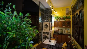 Apartamento City, balcón, vistas a la ciudad | Cocina privada | Frigorífico, microondas, horno y placa de cocina