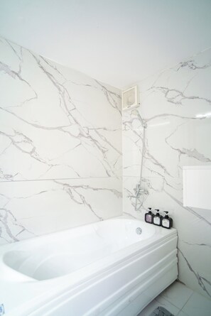 Appartement Design, balcon, vue ville | Bain à remous privé