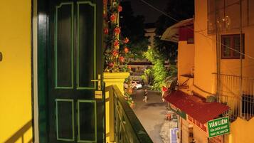 Fachada de la propiedad por la tarde o noche