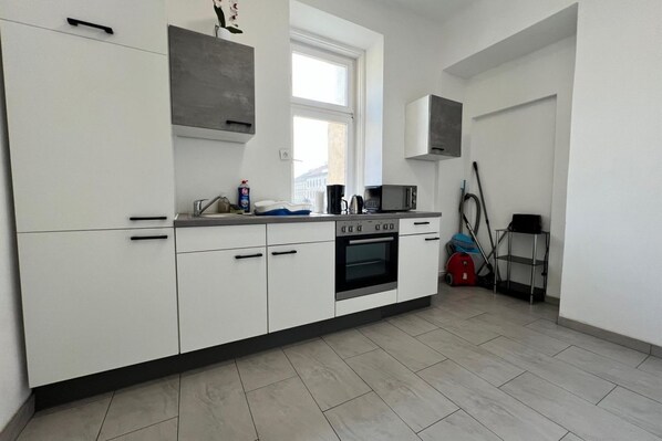 Fridge, microwave, oven, stovetop - Comfortable Room Near Wien Mitte & City Center (Vienna)