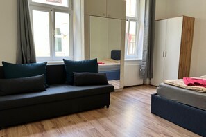 1 bedroom, WiFi, bed sheets - Comfortable Room Near Wien Mitte & City Center (Vienna)
