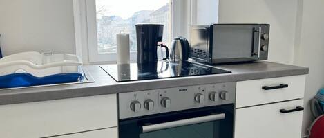 Refrigerador, microondas, horno y parrilla de estufa