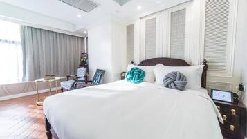 (Signature Studio) SOUTH ROOM | In-room safe, blackout drapes, free WiFi