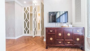 (Signature Studio) SOUTH ROOM | In-room safe, blackout drapes, free WiFi