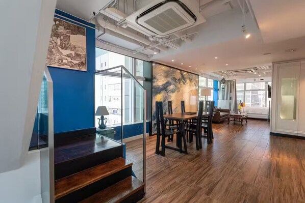 SIGNATURE TWO-BEDROOM PENTHOUSE DUPLEX | Living area