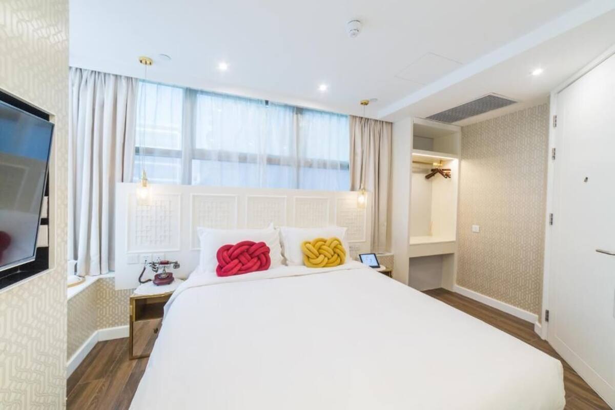 In-room safe, blackout drapes, free WiFi