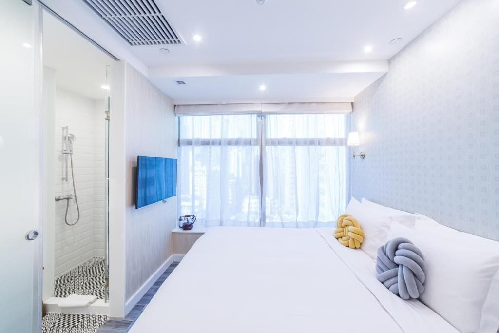 In-room safe, blackout drapes, free WiFi