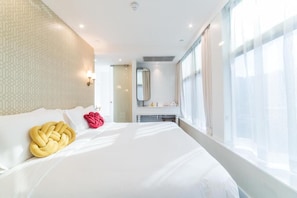 In-room safe, blackout drapes, free WiFi