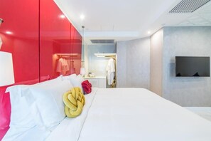 (Signature Studio) EAST ROOM | In-room safe, blackout drapes, free WiFi