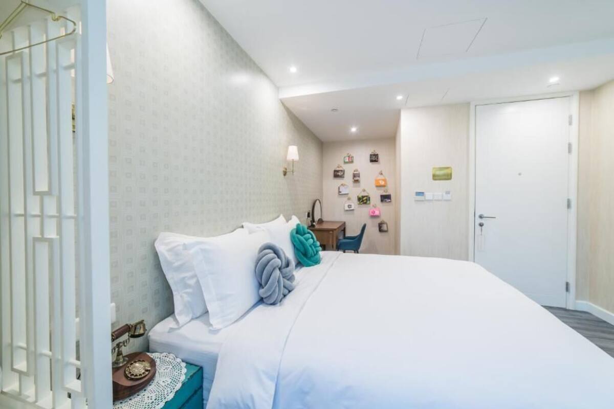 DELUXE BOOK ART KING | In-room safe, blackout curtains, free WiFi
