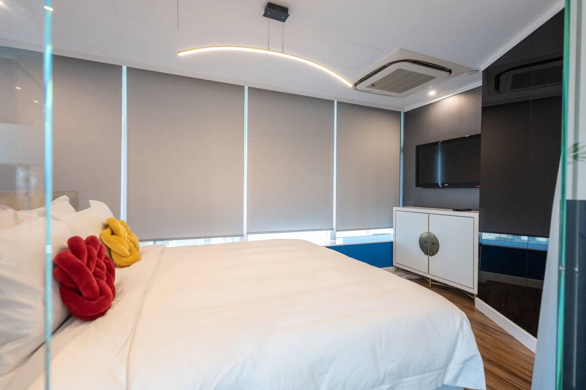 SIGNATURE TWO-BEDROOM PENTHOUSE DUPLEX | In-room safe, blackout drapes, free WiFi