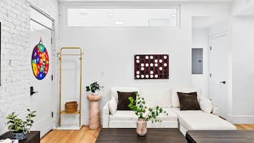 Smart-tv och ett bordtennisbord