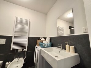 Ducha, secador de pelo, bidé y toallas