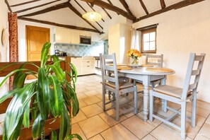 Maison Confort, salle de bains privée, vue montagne | Restaurant