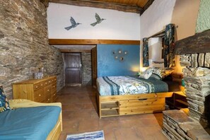 Quarto quádruplo, suíte, vista para a montanha | Wi-Fi de cortesia
