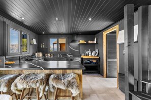 Fridge, oven, dishwasher, coffee/tea maker