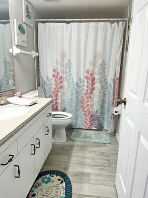 Een douche, een haardroger, handdoeken, zeep